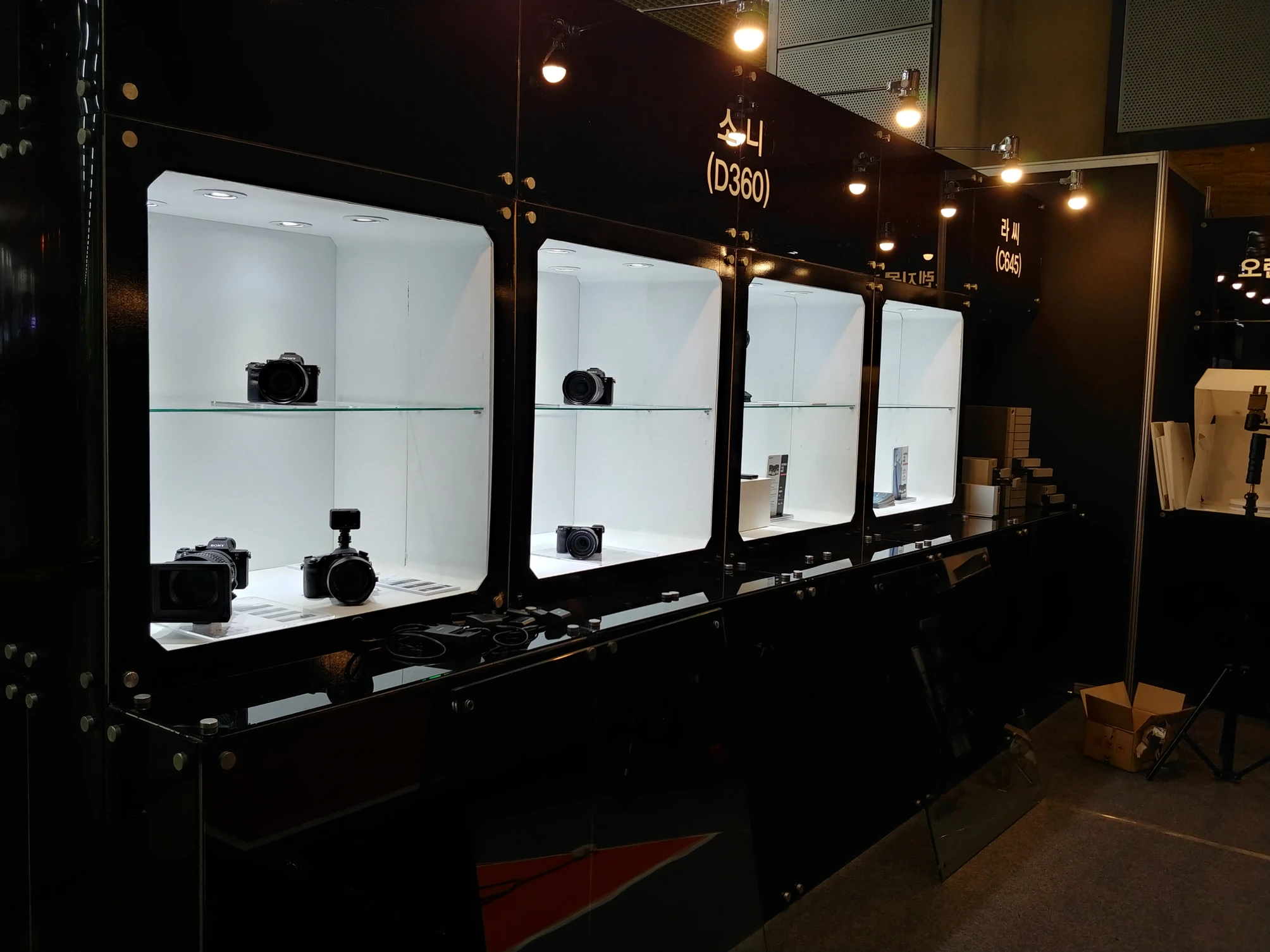 1775741807_1인 방송 미디어 스튜디오_KOBA 2018 내 전시장 설치_02.webp